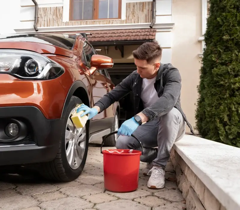 Lavage auto à domicile Ardeche : professionnel intervenant sur un véhicule